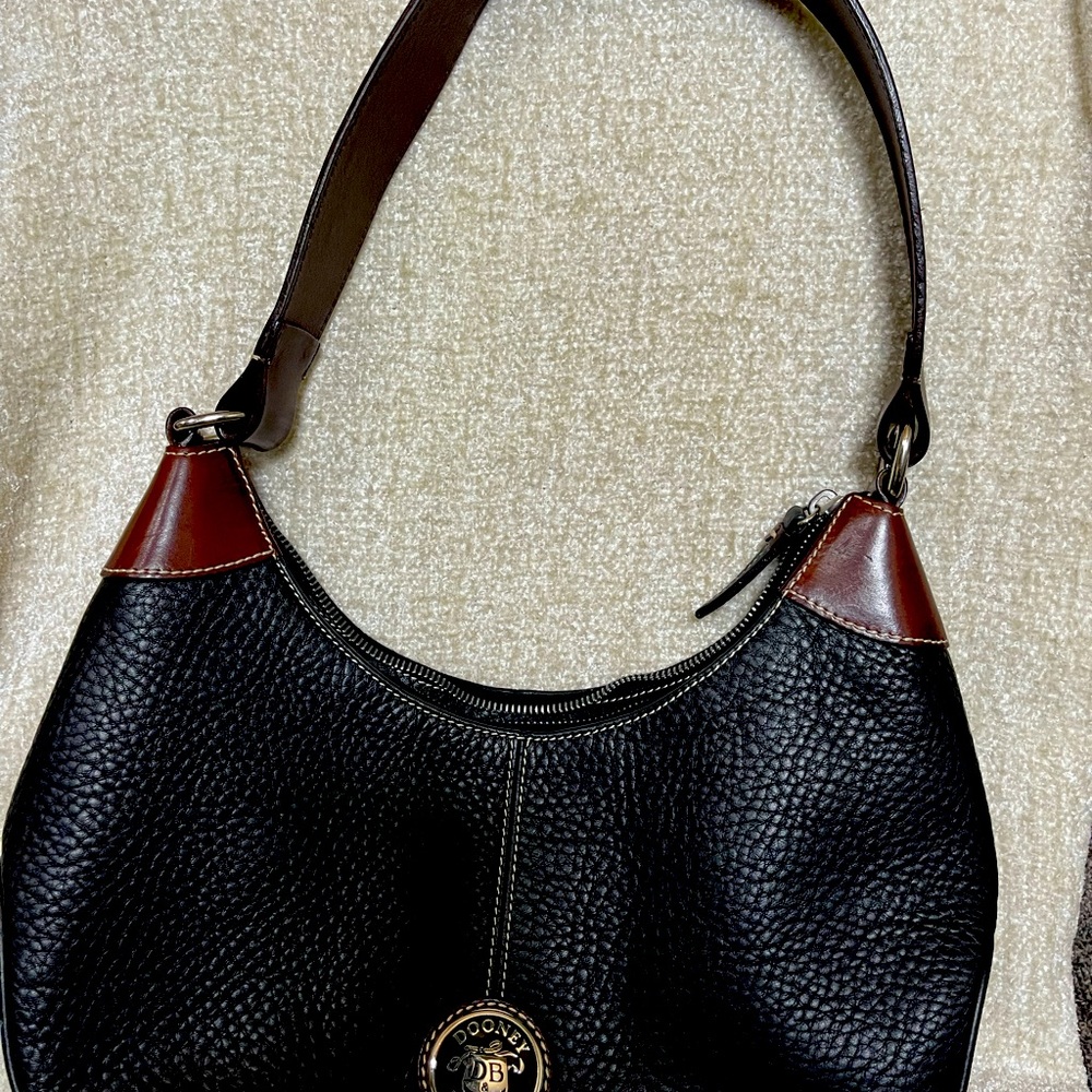 Authentic Dooney and Bourke leather purse. Excellent condition.